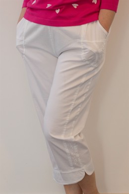 Stumpe bukser med elastik i taljen i hvid til damer. Capri bukser i model Karen med  rummelig pasform og broderi på ben